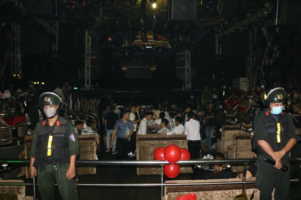 Hơn 100 khách trong quán bar Paradise dương tính với chất ma túy - 1 Hơn 100 khách trong quán bar Paradise dương tính với chất ma túy - 1