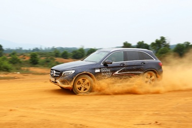 Nghẹt thở ngắm Mercedes-Benz vượt địa hình ở tốc độ 80 km/h