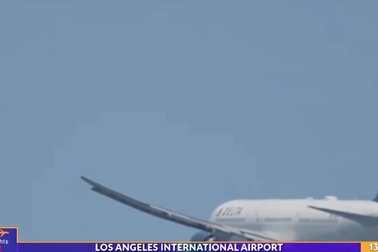 Khoảnh khắc máy bay Mỹ cháy động cơ khi cất cánh