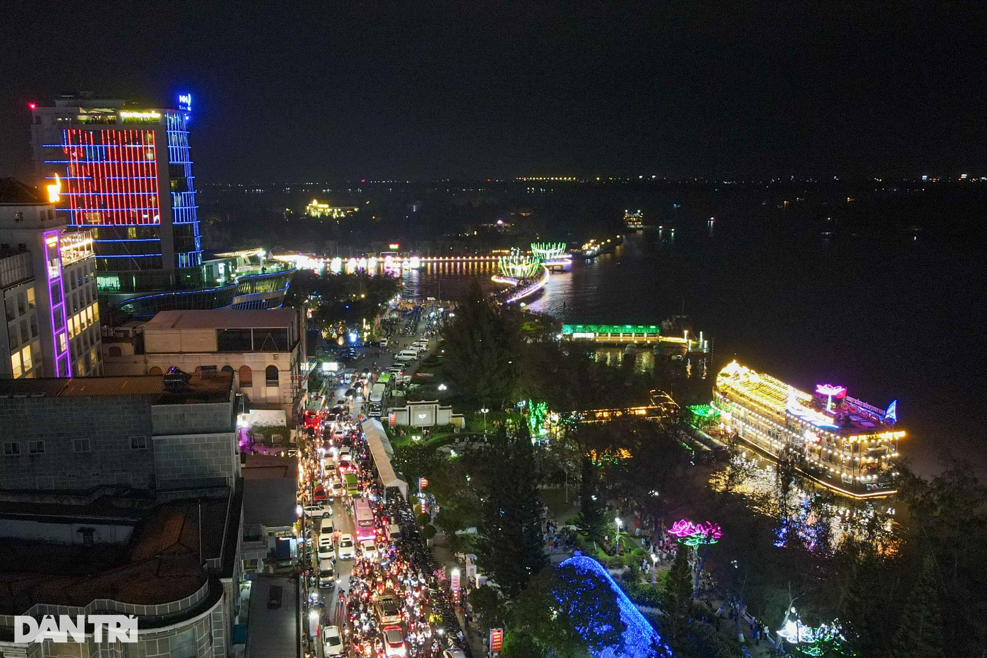 Nhiều tuyến đường kẹt xe trước giờ đón năm mới 2024 - 14 Nhiều tuyến đường kẹt xe trước giờ đón năm mới 2024 - 14