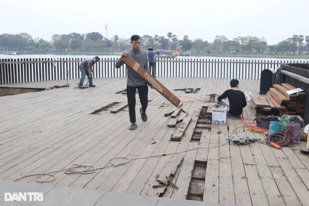 Thay thế khẩn cấp hàng loạt thanh gỗ lim trên cầu đi bộ dọc sông Hương - 3 Thay thế khẩn cấp hàng loạt thanh gỗ lim trên cầu đi bộ dọc sông Hương - 3