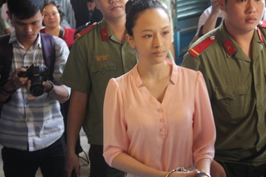 Hoa hậu Phương Nga nói ở chung phòng với ông Mỹ khi đi nước ngoài