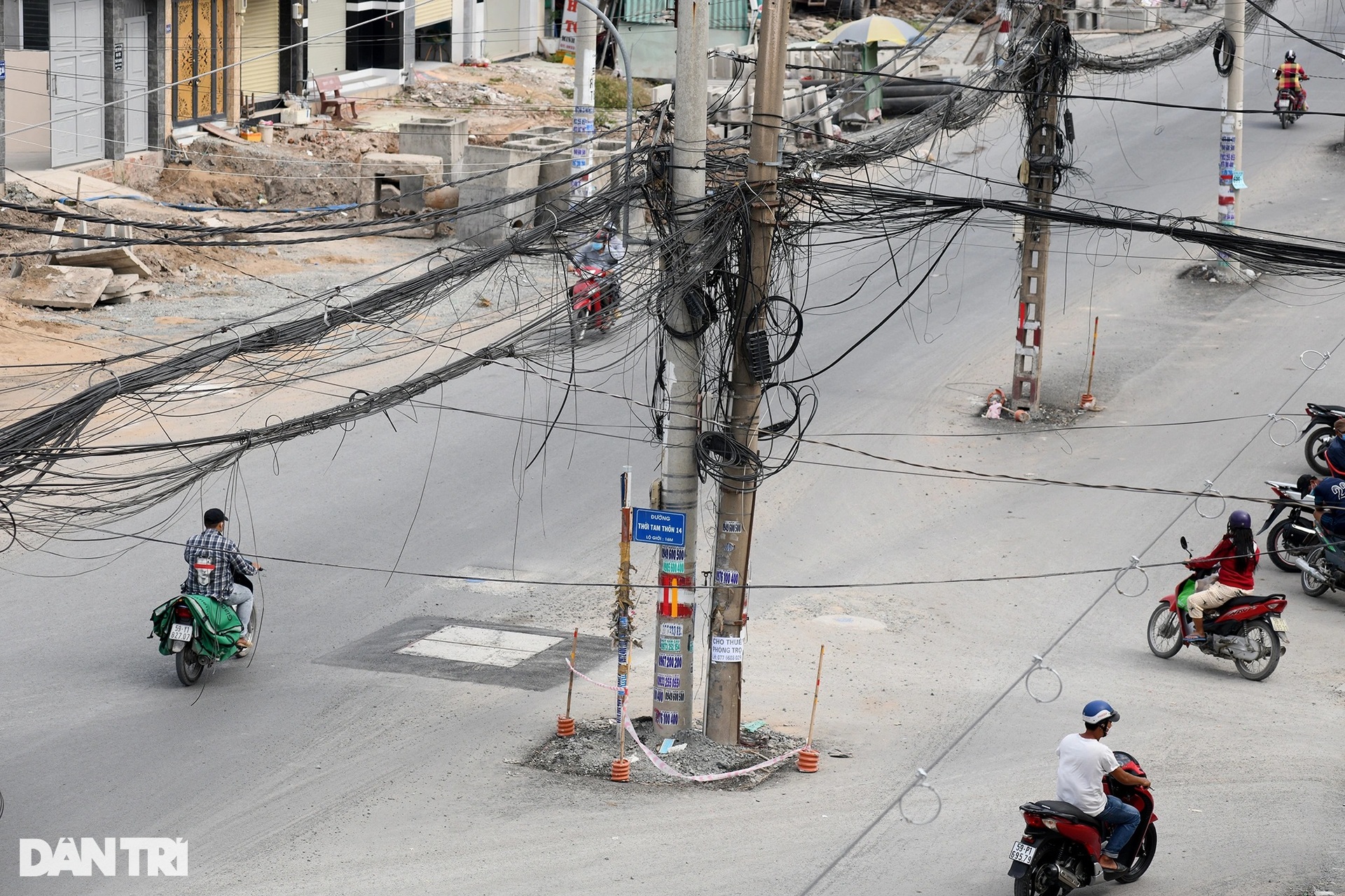 Ma trận trụ điện bủa vây cả tuyến đường, chờ gây họa cho người dân TPHCM - 13 Ma trận trụ điện bủa vây cả tuyến đường, chờ gây họa cho người dân TPHCM - 13