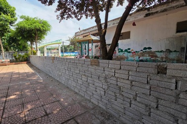 Xã thất hứa, người dân xây tường rào chắn ngang trường học đòi đất