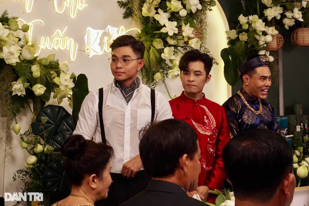 Lễ cưới Puka, Gin Tuấn Kiệt: Đón dâu bằng sà lan, cô dâu nhận 20 cây vàng - 4 Lễ cưới Puka, Gin Tuấn Kiệt: Đón dâu bằng sà lan, cô dâu nhận 20 cây vàng - 4