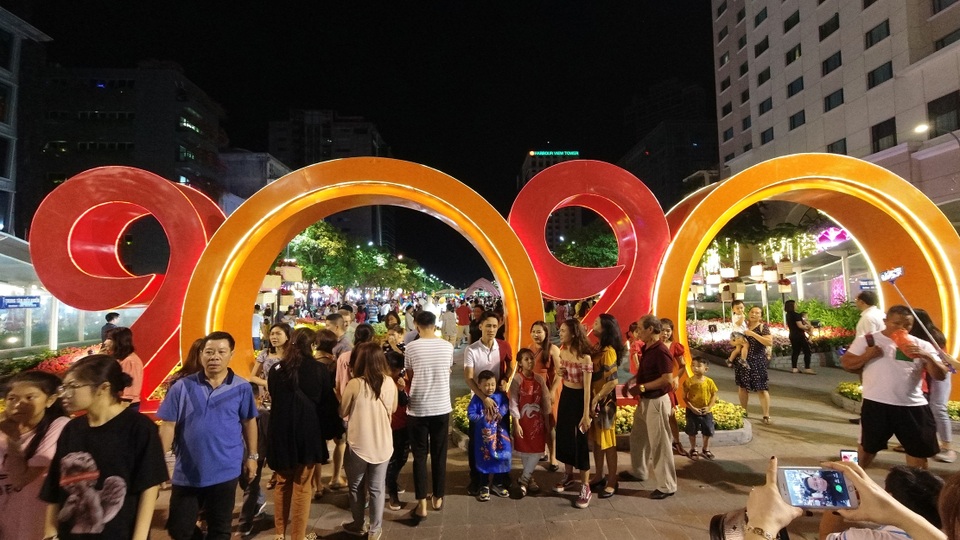 Háo hức chờ mở cửa đường hoa Nguyễn Huệ, khách nước ngoài chuẩn bị áo dài, nón lá trước cả tuần - 15 Háo hức chờ mở cửa đường hoa Nguyễn Huệ, khách nước ngoài chuẩn bị áo dài, nón lá trước cả tuần - 15