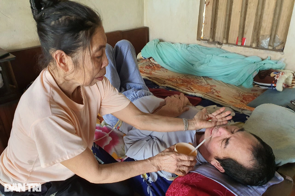Ước nguyện nghẹn đắng của cụ ông nằm liệt giường trong căn nhà sắp sập - 5 Ước nguyện nghẹn đắng của cụ ông nằm liệt giường trong căn nhà sắp sập - 5