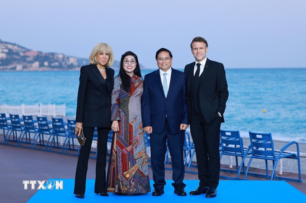 Thủ tướng và Phu nhân tham dự chiêu đãi của Tổng thống Pháp Emmanuel Macron - 2 Thủ tướng và Phu nhân tham dự chiêu đãi của Tổng thống Pháp Emmanuel Macron - 2