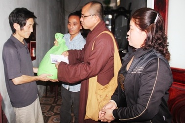 Phật tử mang Tết đến người nghèo
