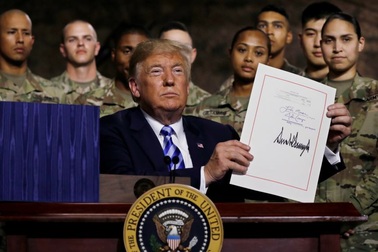 Tổng thống Trump ký thông qua dự luật quốc phòng 716 tỷ USD