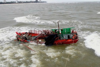 Tàu cá chìm ở cửa biển Nhật Lệ, 8 ngư dân được cứu
