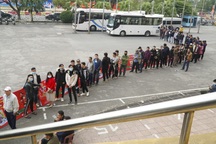 Hàng nghìn người dân Phú Thọ xếp hàng mua vé cổ vũ đội tuyển Việt Nam