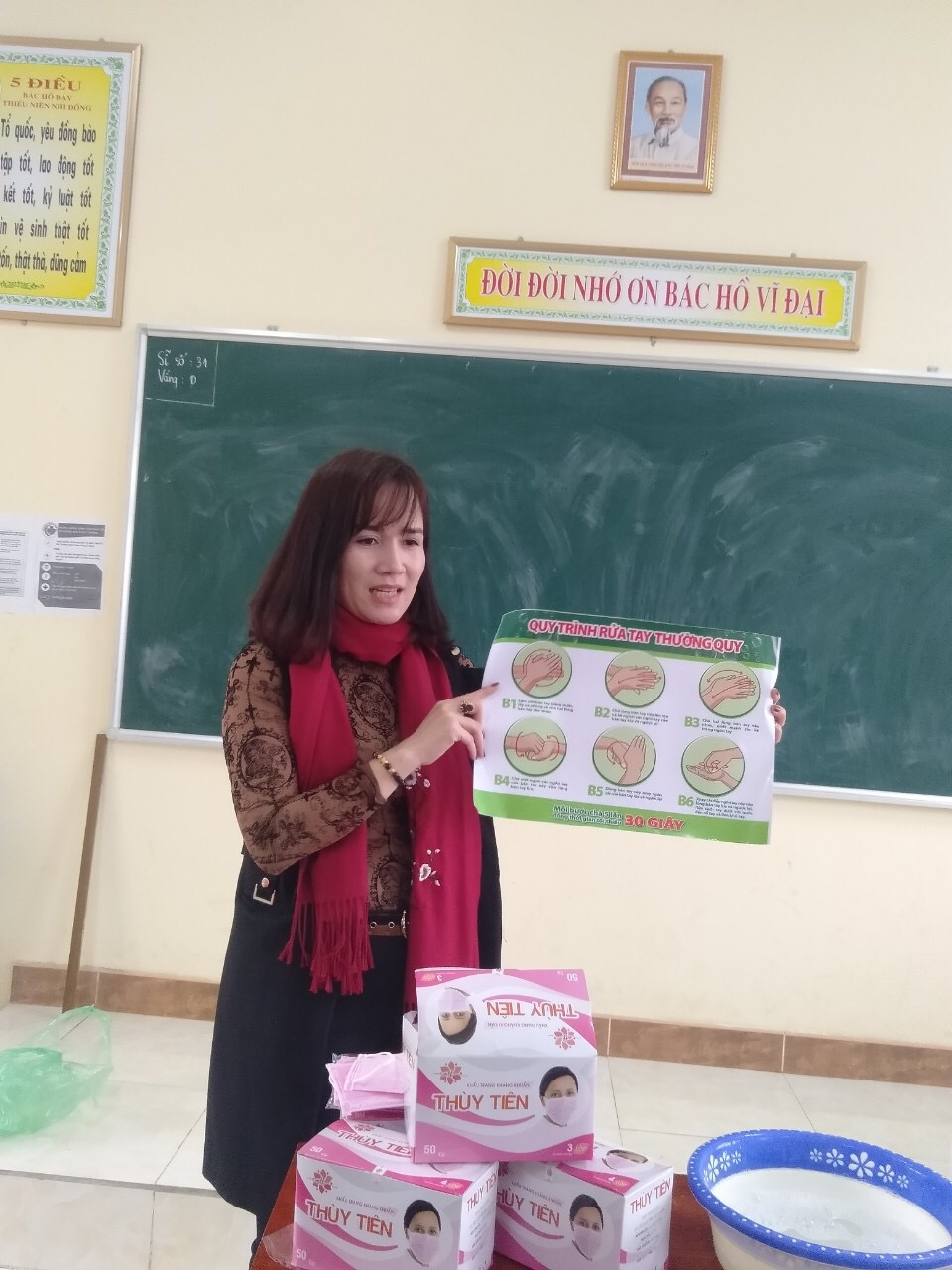 Phát 5.000 khẩu trang, nước rửa tay miễn phí cho học sinh vùng biển - 13 Phát 5.000 khẩu trang, nước rửa tay miễn phí cho học sinh vùng biển - 13