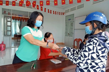 Gần 2.000 người bán vé số dạo đã nhận được tiền hỗ trợ