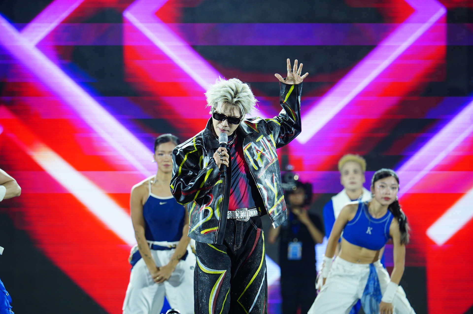 Chi Pu được khen tinh tế chỉ với một thay đổi nhỏ ở trang phục biểu diễn - 8 Chi Pu được khen tinh tế chỉ với một thay đổi nhỏ ở trang phục biểu diễn - 8