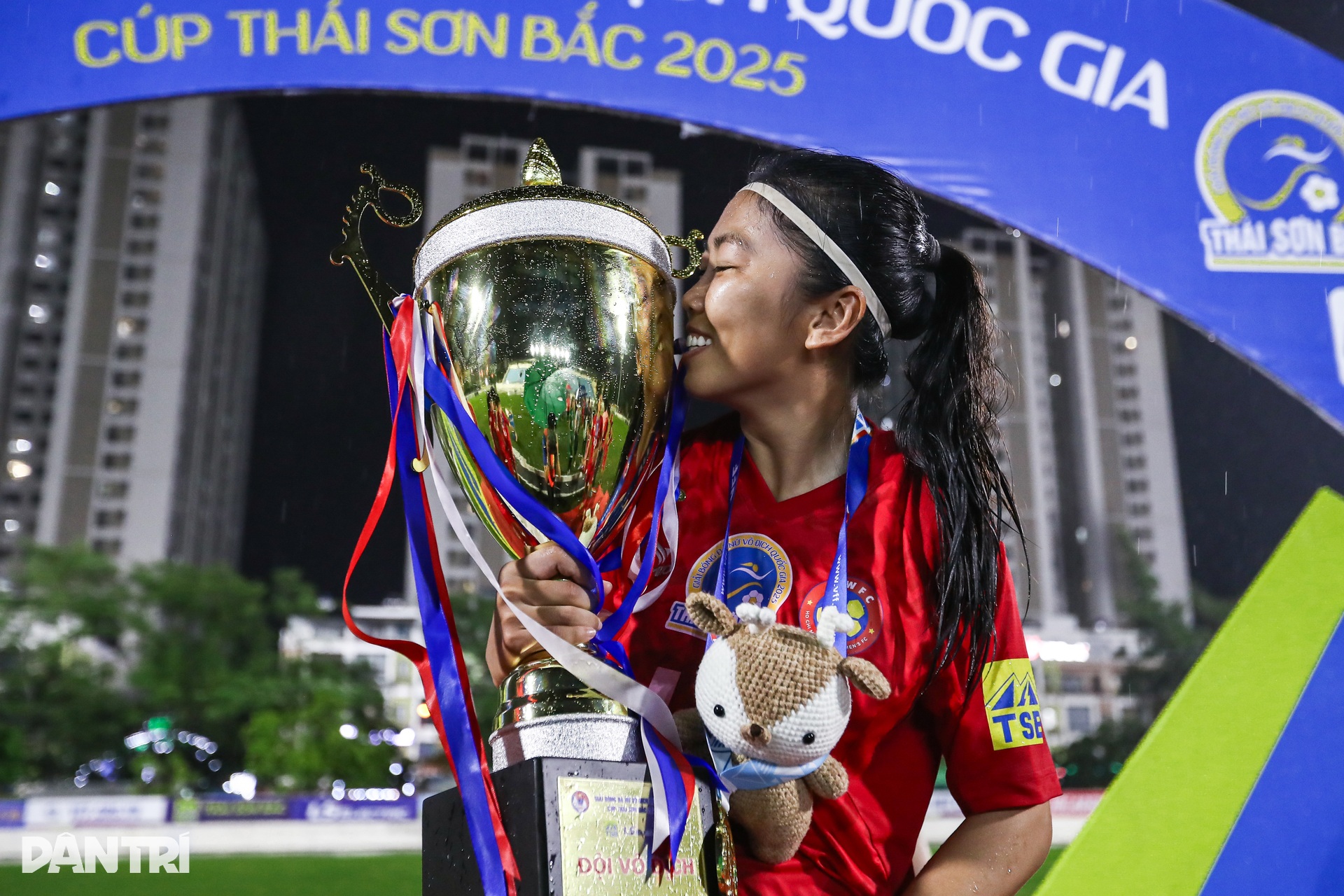 Huỳnh Như cùng đồng đội ăn mừng chức vô địch Quốc gia nữ - 12