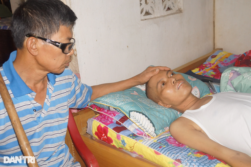Cám cảnh người đàn ông mù chăm con ung thư, em gái thiểu năng - 4 Cám cảnh người đàn ông mù chăm con ung thư, em gái thiểu năng - 4
