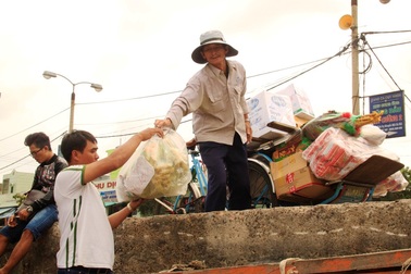 Dân đảo vượt biển vào đất liền sắm Tết