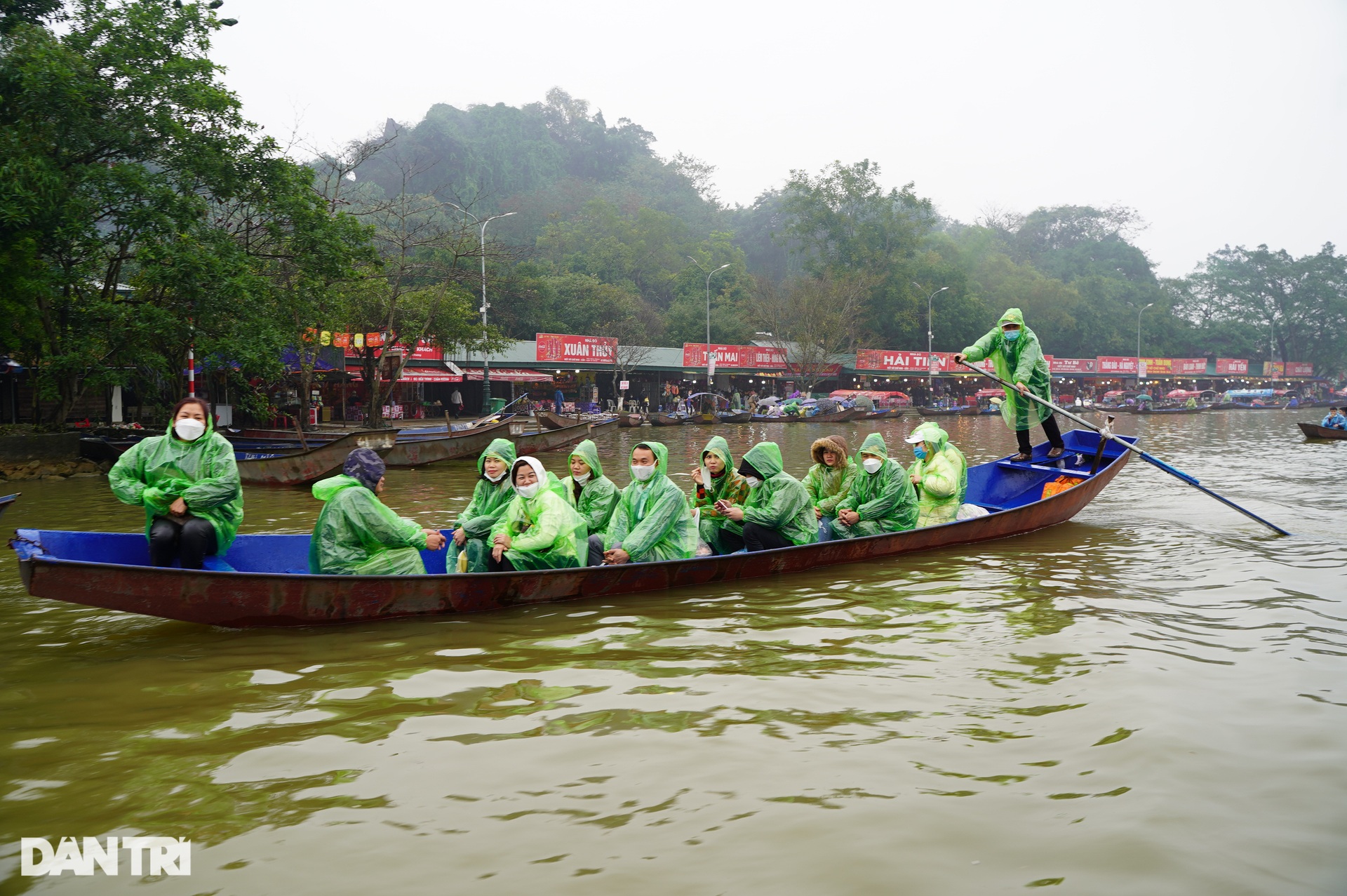 Hàng vạn người đội mưa trẩy hội chùa Hương ngày chính thức mở cửa trở lại - 1