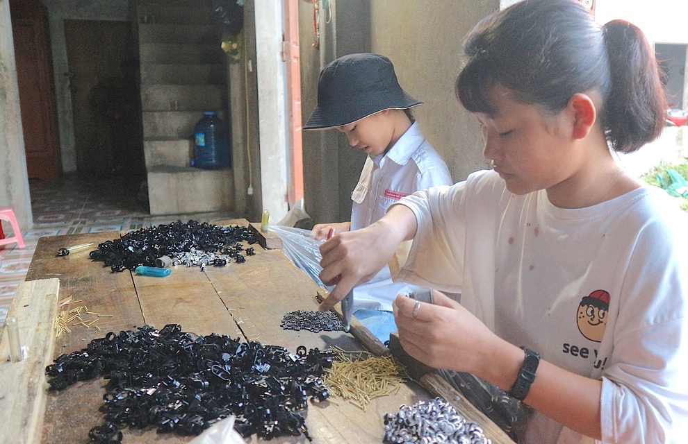 Nữ sinh nghẹn ngào xin nghỉ học kiếm tiền chữa bệnh cho cha - 5 Nữ sinh nghẹn ngào xin nghỉ học kiếm tiền chữa bệnh cho cha - 5