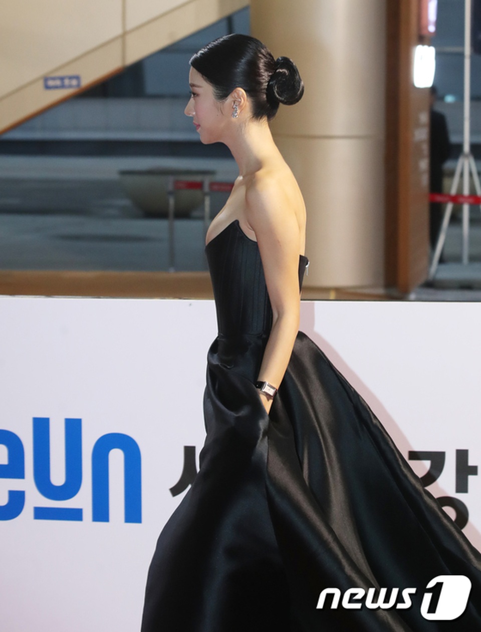 Điên nữ Seo Ye Ji hút mắt với vòng một căng đầy - 3 Điên nữ Seo Ye Ji hút mắt với vòng một căng đầy - 3