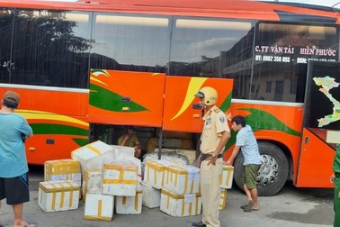 Bắt gần 8 tạ nem chua, chả vận chuyển lậu trên xe khách