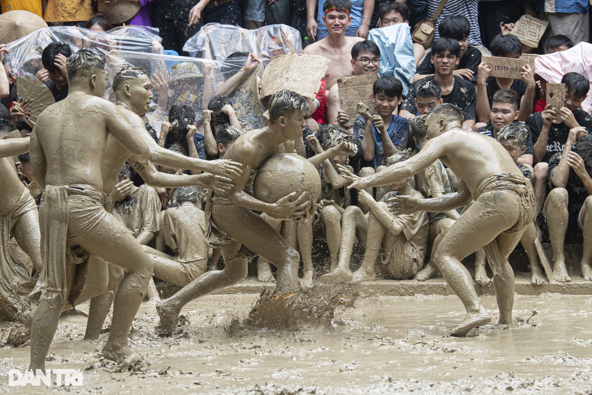 Hàng nghìn người lấm lem bùn đất hào hứng cổ vũ hội vật cầu ở Bắc Giang - 5