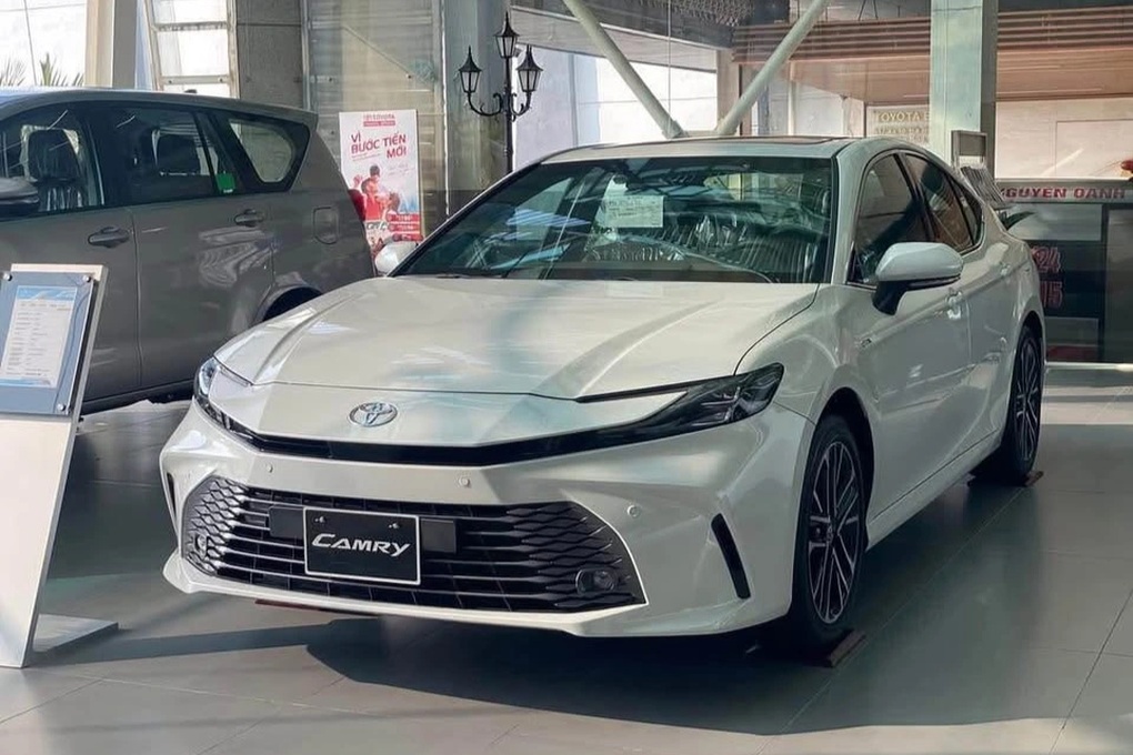 Toyota Camry giảm khoảng 100 triệu đồng tại đại lý cho xe 2024 - 1 Toyota Camry giảm khoảng 100 triệu đồng tại đại lý cho xe 2024