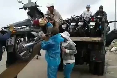 Bình Định: Xe tải “hốt bạc” nhờ vận chuyển xe và người vượt lũ…