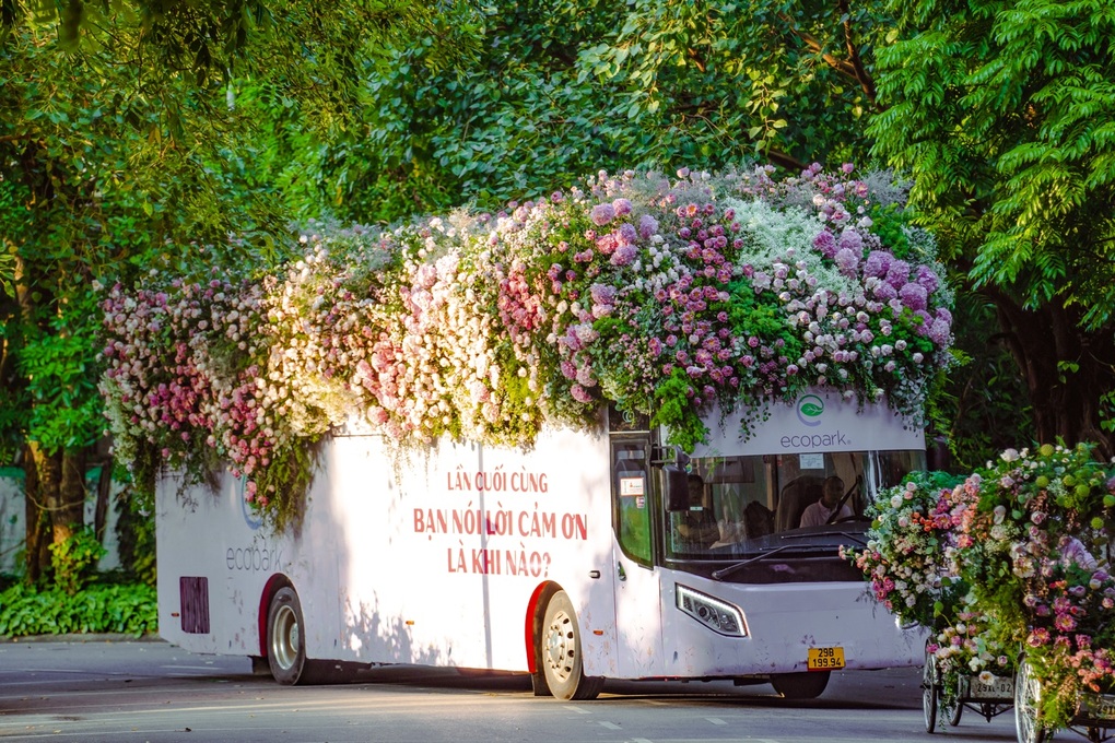 Roadshow ấn tượng nhất Việt Nam: Xe đạp, xích lô, bus ngập tràn sắc hoa sen - 4 Roadshow ấn tượng nhất Việt Nam: Xe đạp, xích lô, bus ngập tràn sắc hoa sen - 4