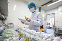 Thế giới tăng tốc “cuộc đua” tìm thuốc trị Covid-19