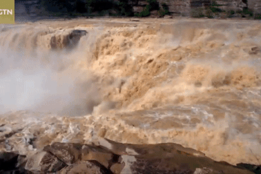 Đổ xô xem thác nước trên sông Hoàng Hà "nổi cơn thịnh nộ" vào mùa lũ