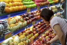 Người Việt chi cả trăm triệu USD mua rau quả ngoại nhập dịp Tết