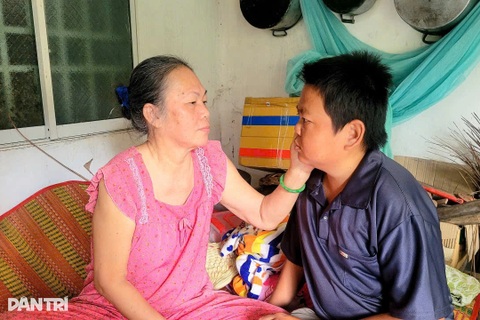 Mẹ suy thận bất lực nhìn con trai u não lang thang trong vô vọng