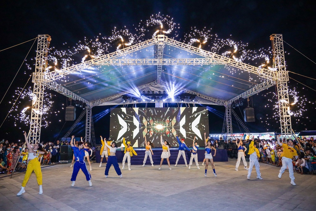 Giới trẻ miền Tây đổ về Vị Thanh tham gia đại nhạc hội Venice By Nights - 4 Giới trẻ miền Tây đổ về Vị Thanh tham gia đại nhạc hội Venice By Nights - 4