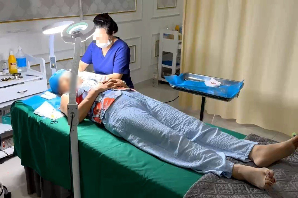 Thẩm mỹ Kangzin: Lao công căng da mặt cho khách, bảo vệ lên gặp công an - 2 Thẩm mỹ Kangzin: Lao công căng da mặt cho khách, bảo vệ lên gặp công an - 2