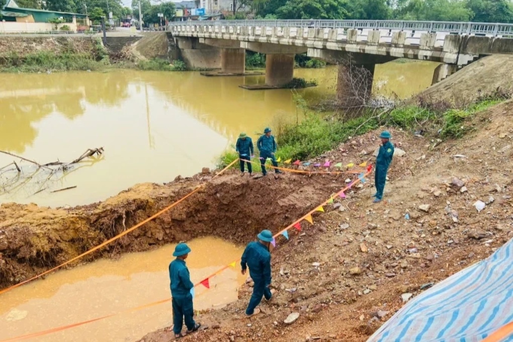 Phát hiện quả bom nặng nửa tấn khi thi công dự án kè chống sạt lở ở Hà Tĩnh - 2