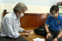 TPHCM: Gần 53.000 người đã nhận lương hưu, trợ cấp BHXH tháng 4, 5 tại nhà