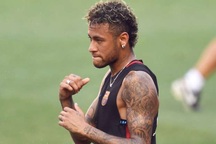 Neymar chào tạm biệt các đồng đội ở Barcelona