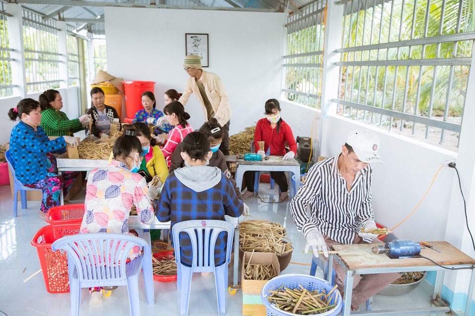 Chàng trai miền Tây bỏ chu du thế giới, về quê giúp bà con kiếm tiền - 4 Chàng trai miền Tây bỏ chu du thế giới, về quê giúp bà con kiếm tiền - 4