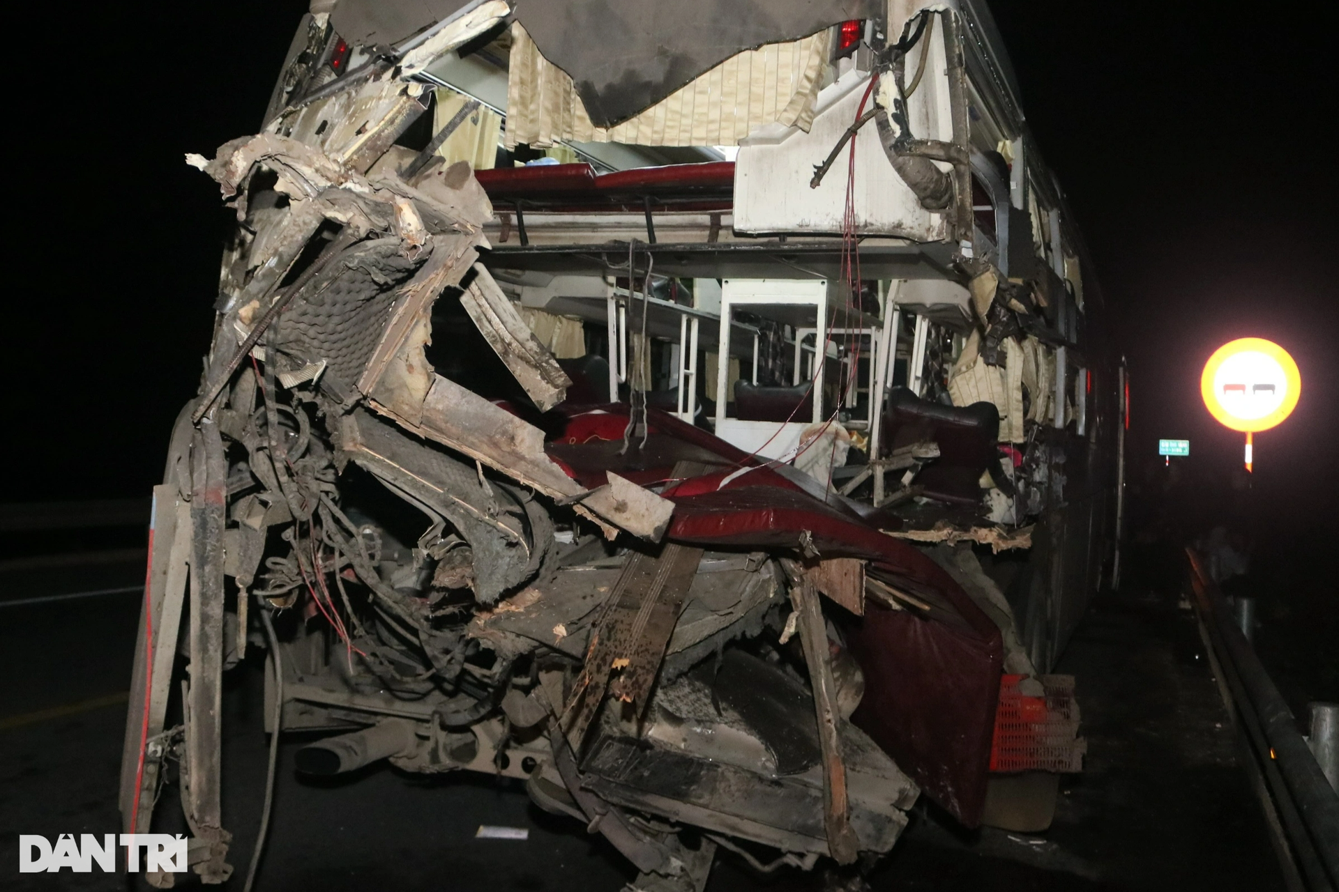 Hiện trường vụ tai nạn 2 người chết trên cao tốc Cam Lộ - La Sơn - 3 Hiện trường vụ tai nạn 2 người chết trên cao tốc Cam Lộ - La Sơn - 3