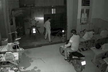 TPHCM: Nhóm trộm táo tợn bẻ khóa đột nhập xưởng may lấy tài sản