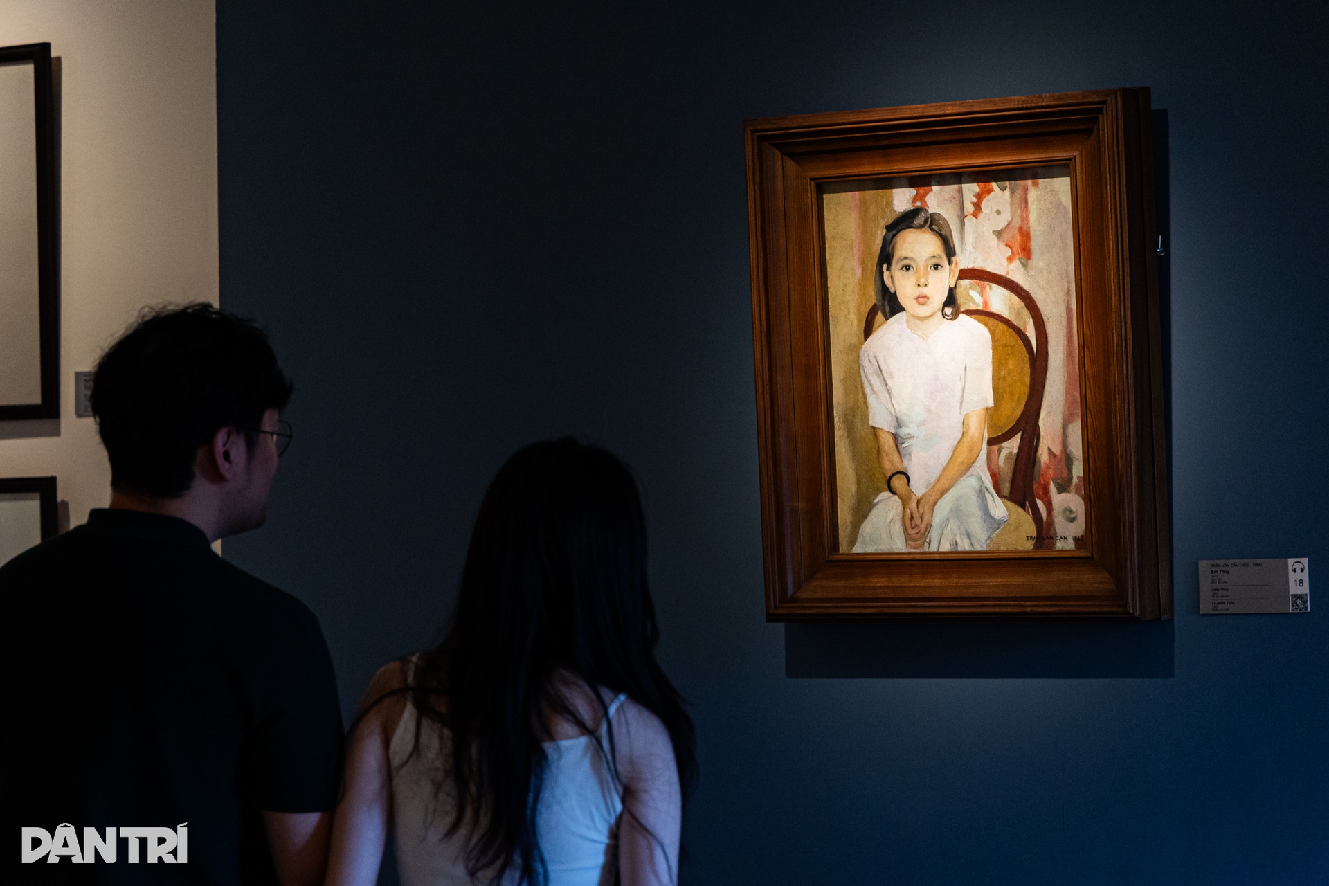 Khách Tây chăm chú ngắm tranh sơn mài, tượng phật bà tại Bảo tàng Mỹ thuật - 8 Khách Tây chăm chú ngắm tranh sơn mài, tượng phật bà tại Bảo tàng Mỹ thuật - 8