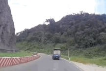 Pha đổ đèo đi vào... gầm xe tải của "phượt thủ"