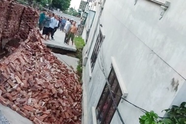 Hà Nội: Nhà 2 tầng bị “hố tử thần” nuốt chửng