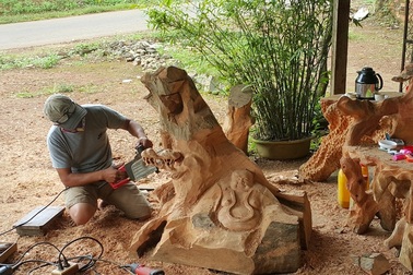 Độc đáo nghề “thổi hồn” cho gốc cây khô