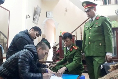 Dùng súng AK bắn vào nhà anh trai