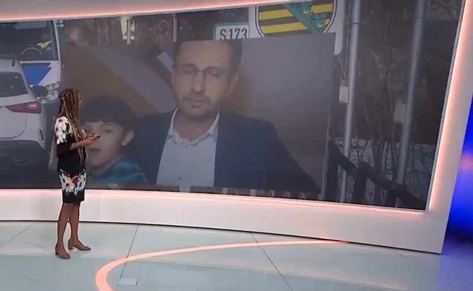 Quan chức chính phủ gặp sự cố siêu hài hước khi đang phỏng vấn trực tuyến - 1