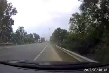 Xe khách vượt ẩu ép xe ngược chiều chạy sát giải phân cách