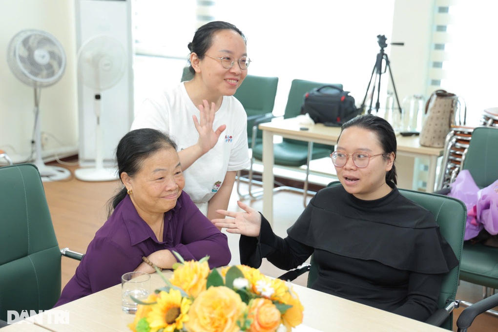 Đạo diễn Pháp gặp mẹ Việt: Mẹ đừng khóc, dành nụ cười ngày hội ngộ - 8 Đạo diễn Pháp gặp mẹ Việt: Mẹ đừng khóc, dành nụ cười ngày hội ngộ - 8